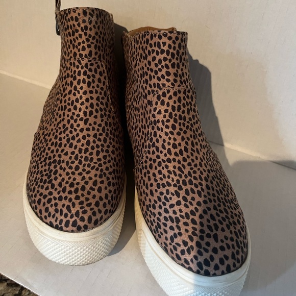 PREOWNED UNIVERSAL THREADS WOMEN'S CHEETAH PRINT SNEAKERS- SIZE 6 1/2 - Picture 1 of 8